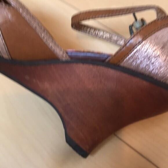 Beautiful kenzie antique gold open toe wedges - Picture 5 of 8